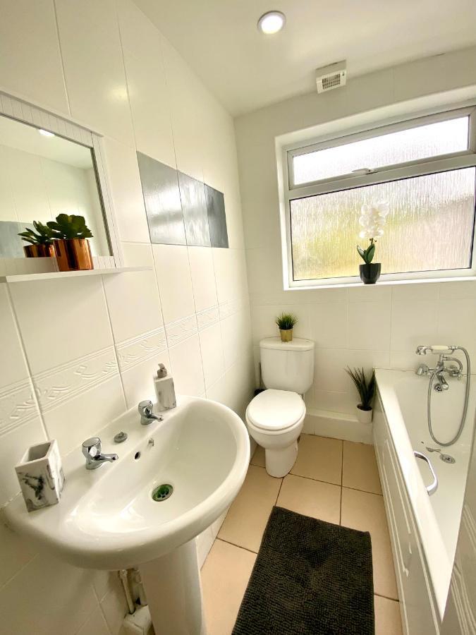 Great 4 Bedroom House - Great Location - Garden - Parking - Fast Wifi - Smart Tv - Newly Decorated - Sleeps Up To 8! Only 10 Mins Drive To Sandbanks Beach! Close To Poole & Bournemouth Exterior foto