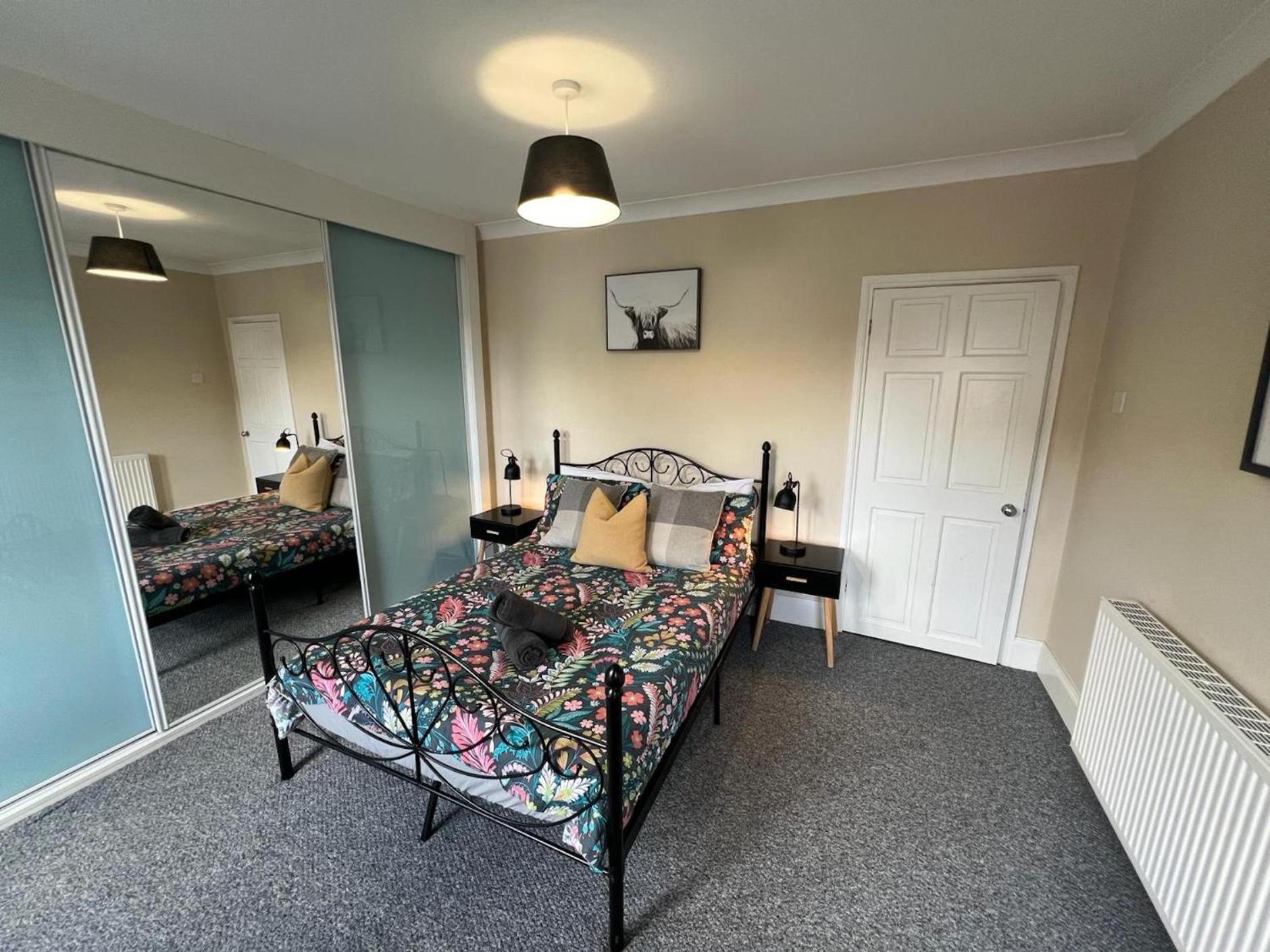 Great 4 Bedroom House - Great Location - Garden - Parking - Fast Wifi - Smart Tv - Newly Decorated - Sleeps Up To 8! Only 10 Mins Drive To Sandbanks Beach! Close To Poole & Bournemouth Exterior foto