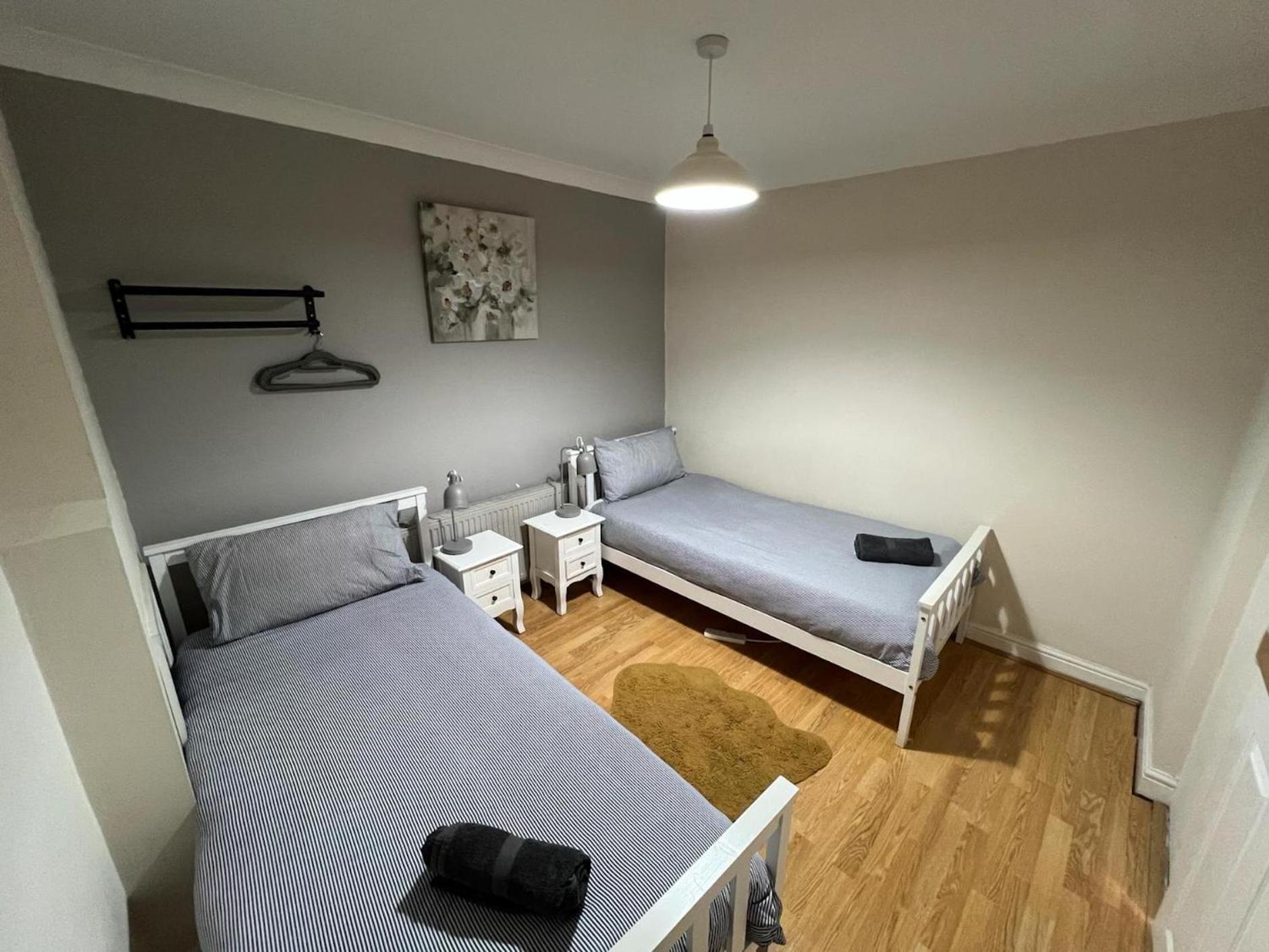 Great 4 Bedroom House - Great Location - Garden - Parking - Fast Wifi - Smart Tv - Newly Decorated - Sleeps Up To 8! Only 10 Mins Drive To Sandbanks Beach! Close To Poole & Bournemouth Exterior foto