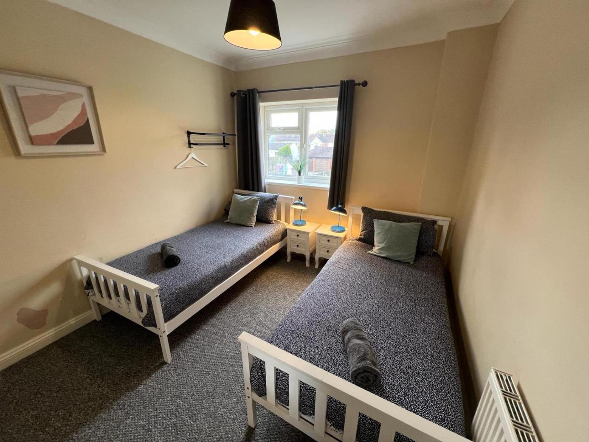 Great 4 Bedroom House - Great Location - Garden - Parking - Fast Wifi - Smart Tv - Newly Decorated - Sleeps Up To 8! Only 10 Mins Drive To Sandbanks Beach! Close To Poole & Bournemouth Exterior foto