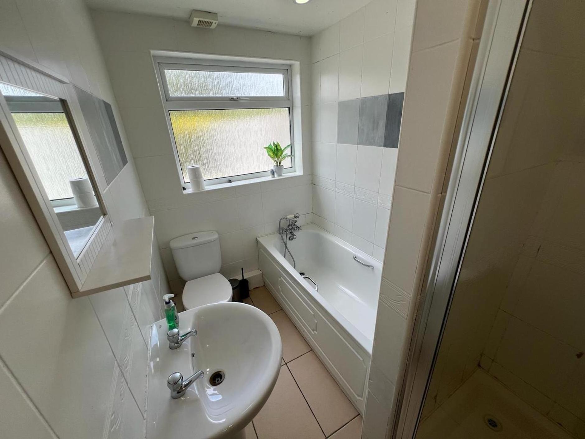 Great 4 Bedroom House - Great Location - Garden - Parking - Fast Wifi - Smart Tv - Newly Decorated - Sleeps Up To 8! Only 10 Mins Drive To Sandbanks Beach! Close To Poole & Bournemouth Exterior foto