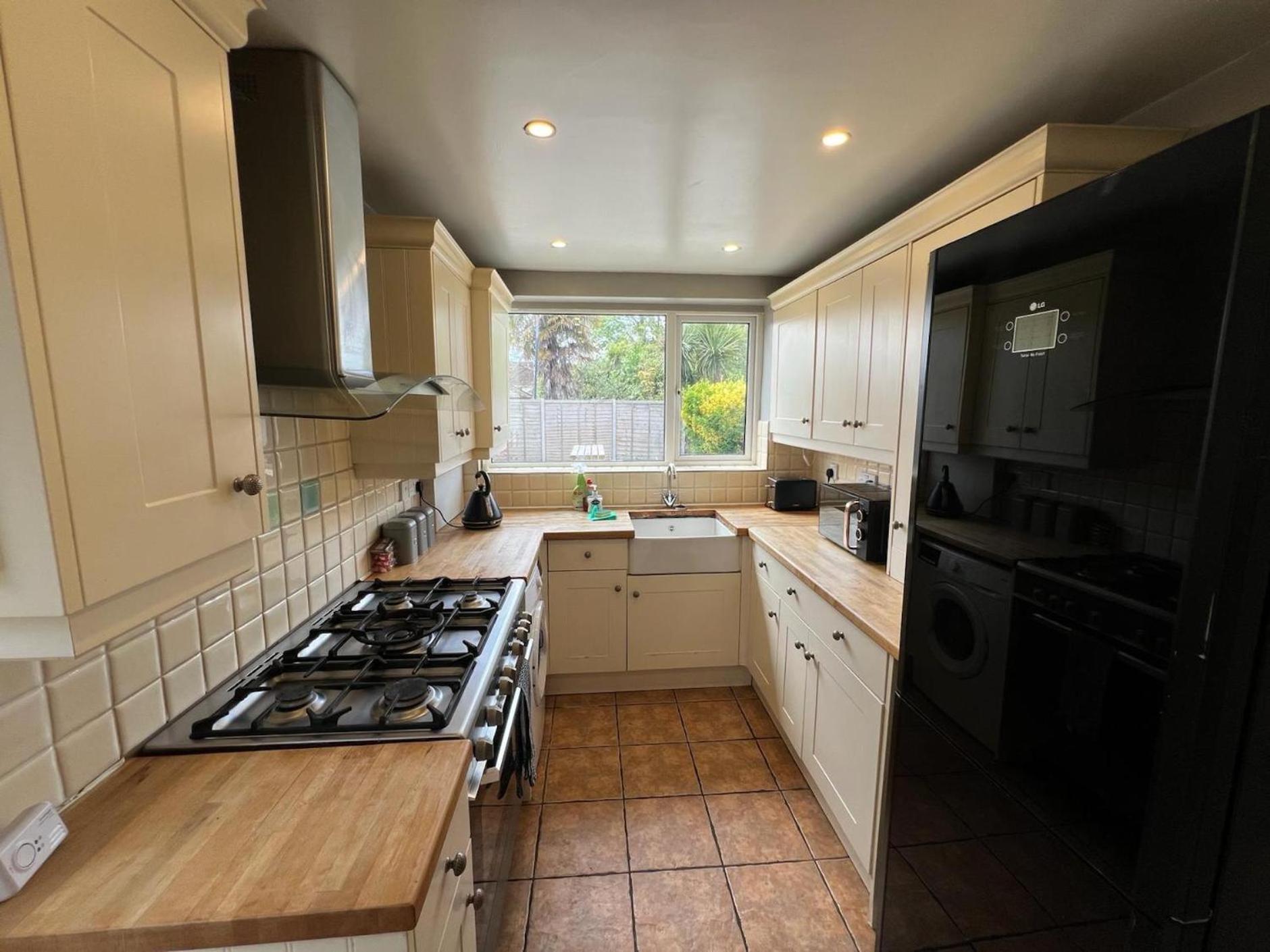 Great 4 Bedroom House - Great Location - Garden - Parking - Fast Wifi - Smart Tv - Newly Decorated - Sleeps Up To 8! Only 10 Mins Drive To Sandbanks Beach! Close To Poole & Bournemouth Exterior foto