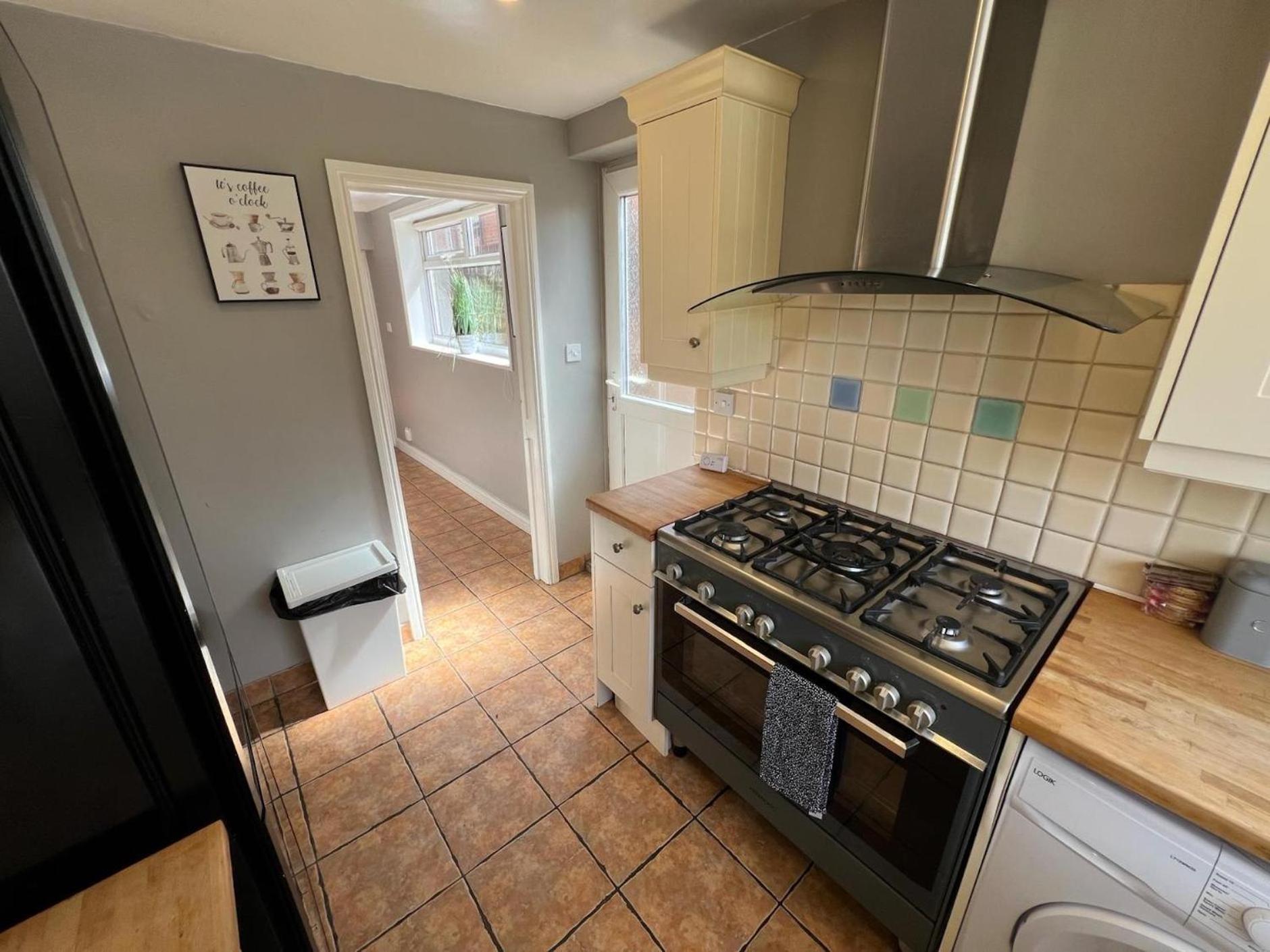 Great 4 Bedroom House - Great Location - Garden - Parking - Fast Wifi - Smart Tv - Newly Decorated - Sleeps Up To 8! Only 10 Mins Drive To Sandbanks Beach! Close To Poole & Bournemouth Exterior foto