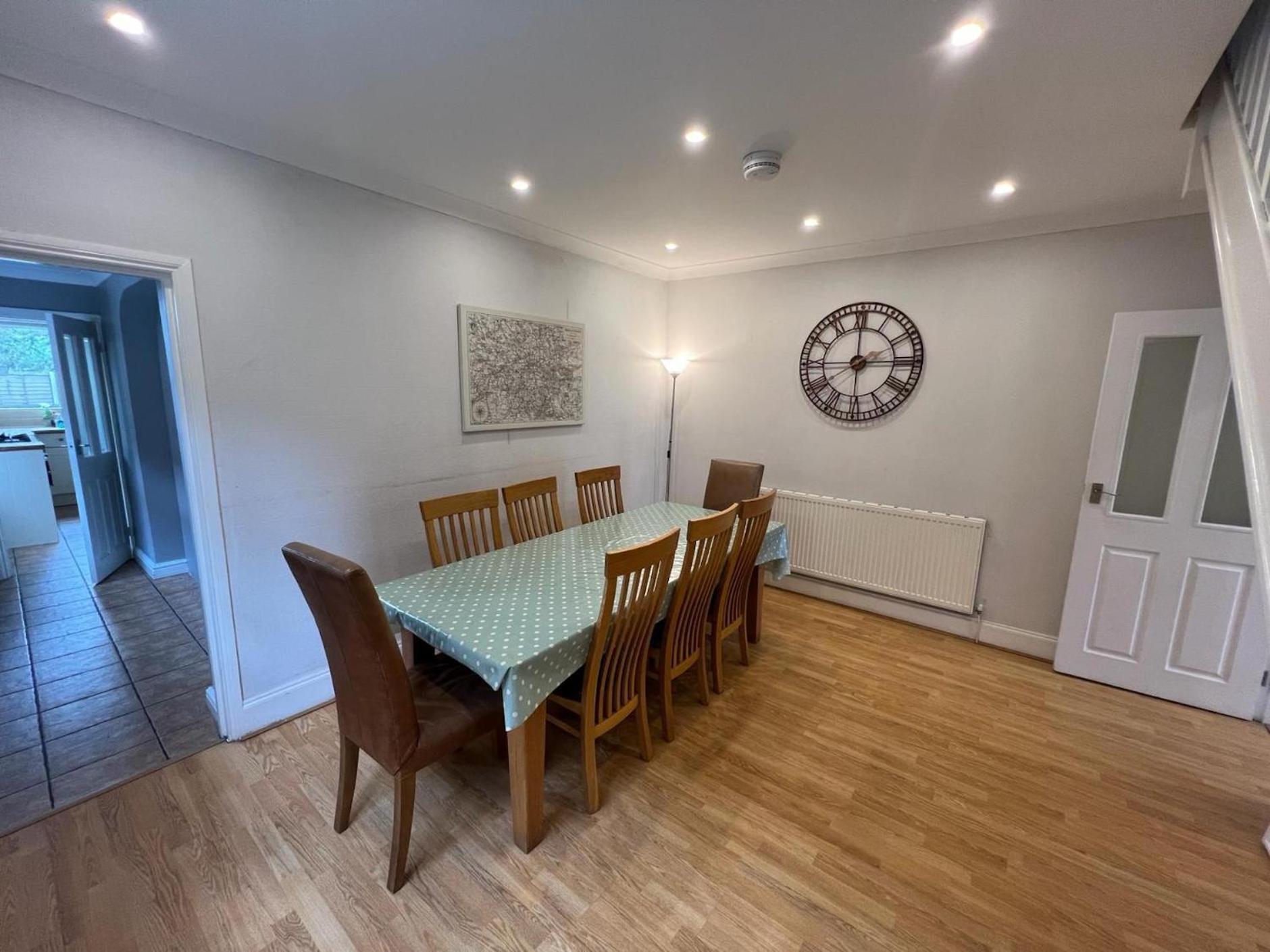 Great 4 Bedroom House - Great Location - Garden - Parking - Fast Wifi - Smart Tv - Newly Decorated - Sleeps Up To 8! Only 10 Mins Drive To Sandbanks Beach! Close To Poole & Bournemouth Exterior foto