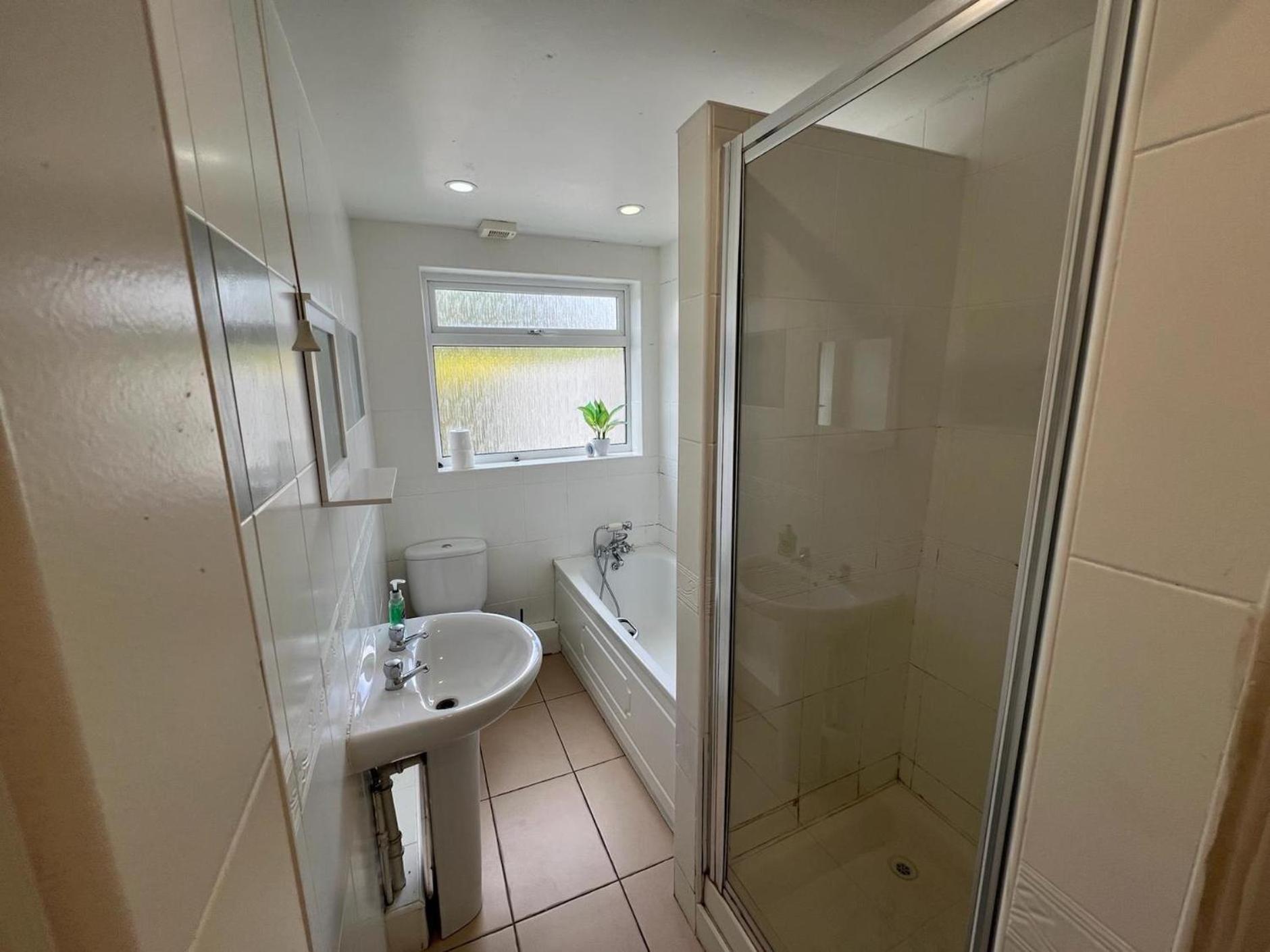 Great 4 Bedroom House - Great Location - Garden - Parking - Fast Wifi - Smart Tv - Newly Decorated - Sleeps Up To 8! Only 10 Mins Drive To Sandbanks Beach! Close To Poole & Bournemouth Exterior foto