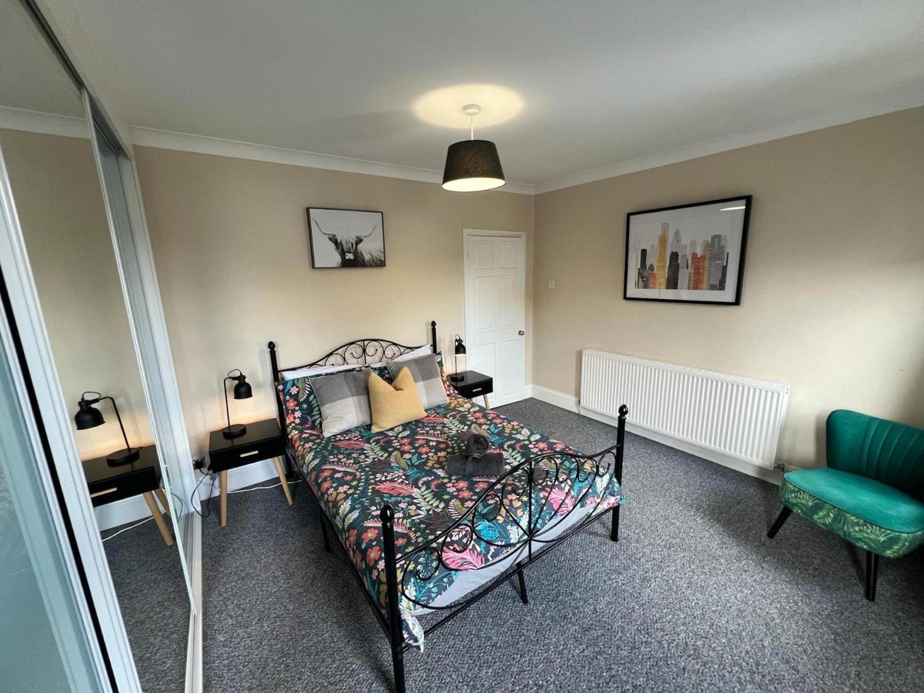 Great 4 Bedroom House - Great Location - Garden - Parking - Fast Wifi - Smart Tv - Newly Decorated - Sleeps Up To 8! Only 10 Mins Drive To Sandbanks Beach! Close To Poole & Bournemouth Exterior foto